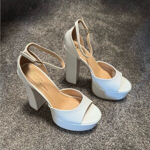 Revlon Heel- White (Wide Friendly) Size 8.5